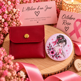 Miroir « Douceur & Résilience » – Octobre Rose | 58 mm avec pochette personnalisable