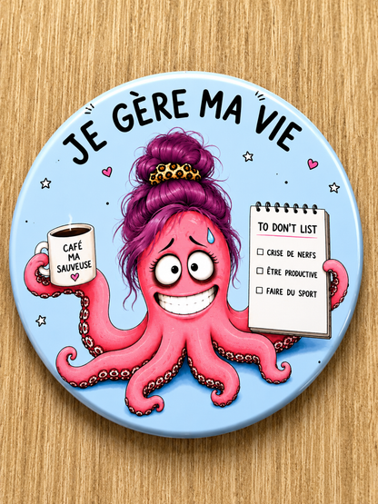 Badges Femme Humoristiques & Sarcastiques – Parce qu’on survit avec du café, du sarcasme et beaucoup d’auto dérision
