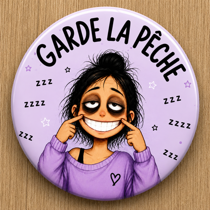 Badges Femme Humoristiques & Sarcastiques – Parce qu’on survit avec du café, du sarcasme et beaucoup d’auto dérision