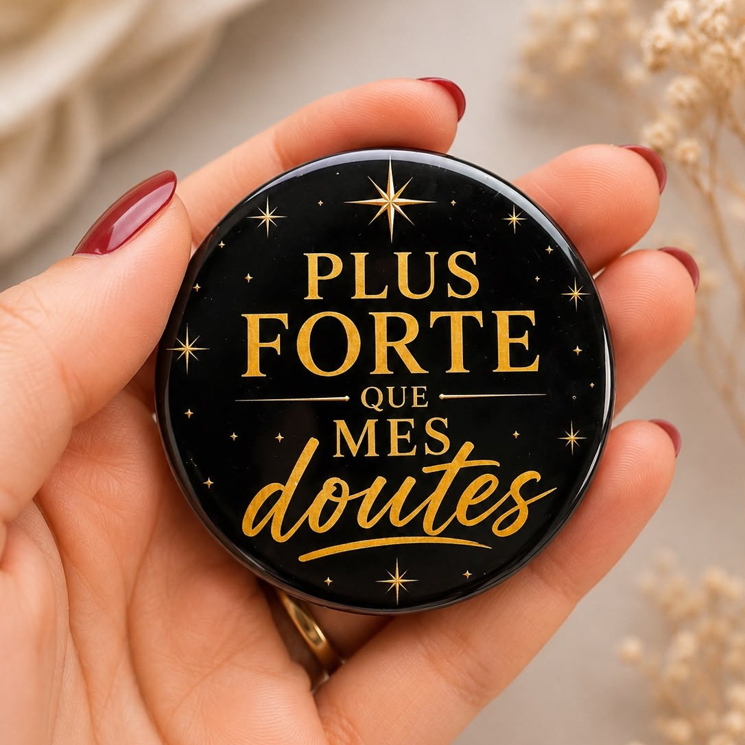Badge personnalisé 58 mm, message doré sur fond noir