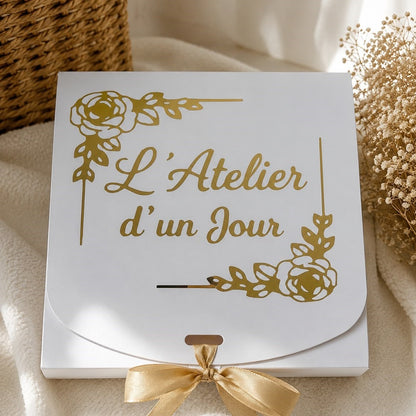 Emballage cadeau L'Atelier d'un Jour, boîte blanche et ruban doré