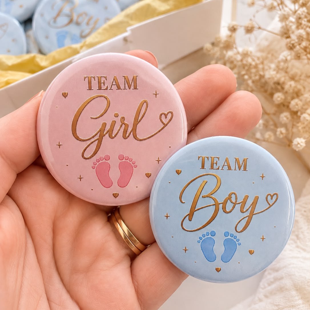 Badges Team Girl et Team Boy rose et bleu, tenus en main