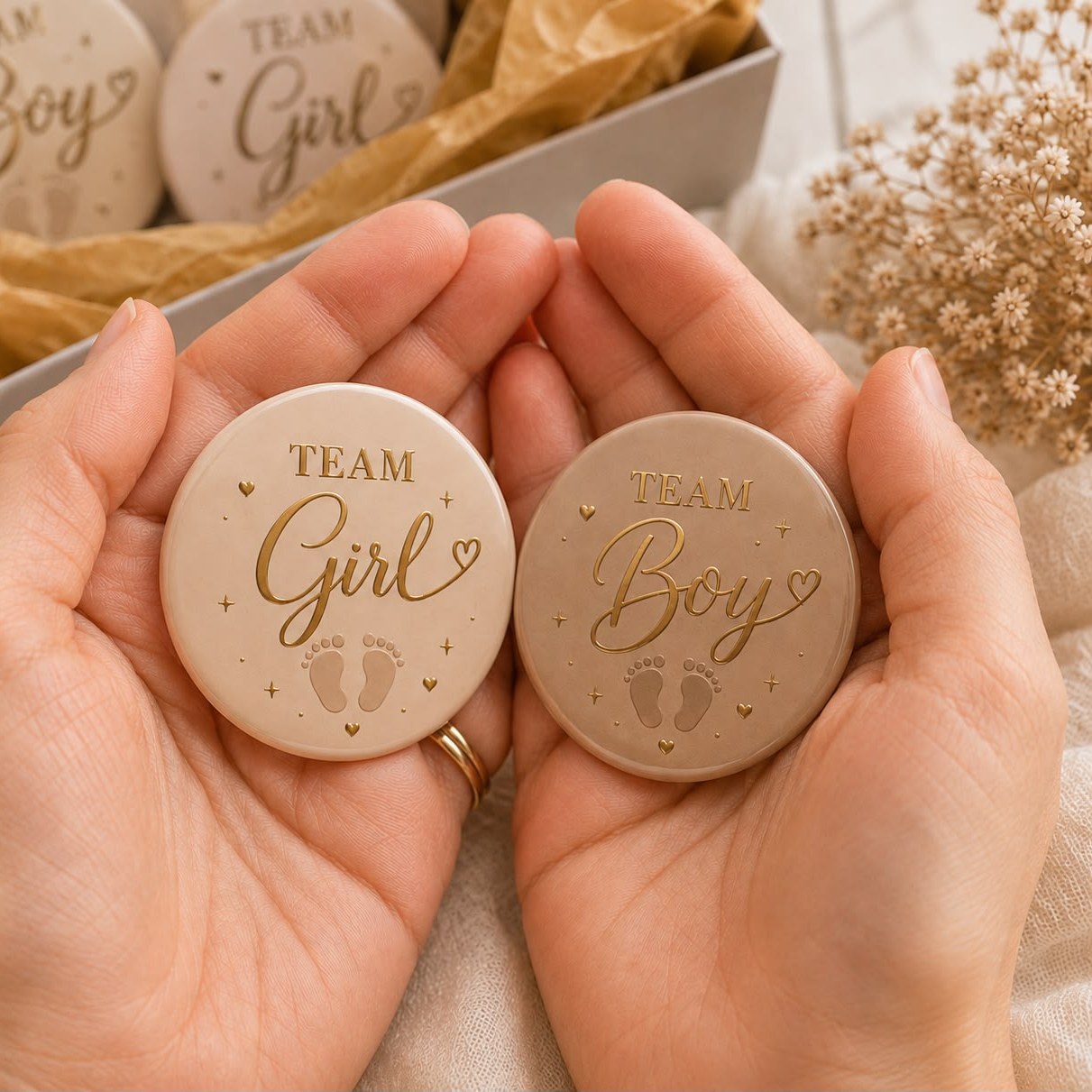 Badges Team Girl et Team Boy en beige et doré