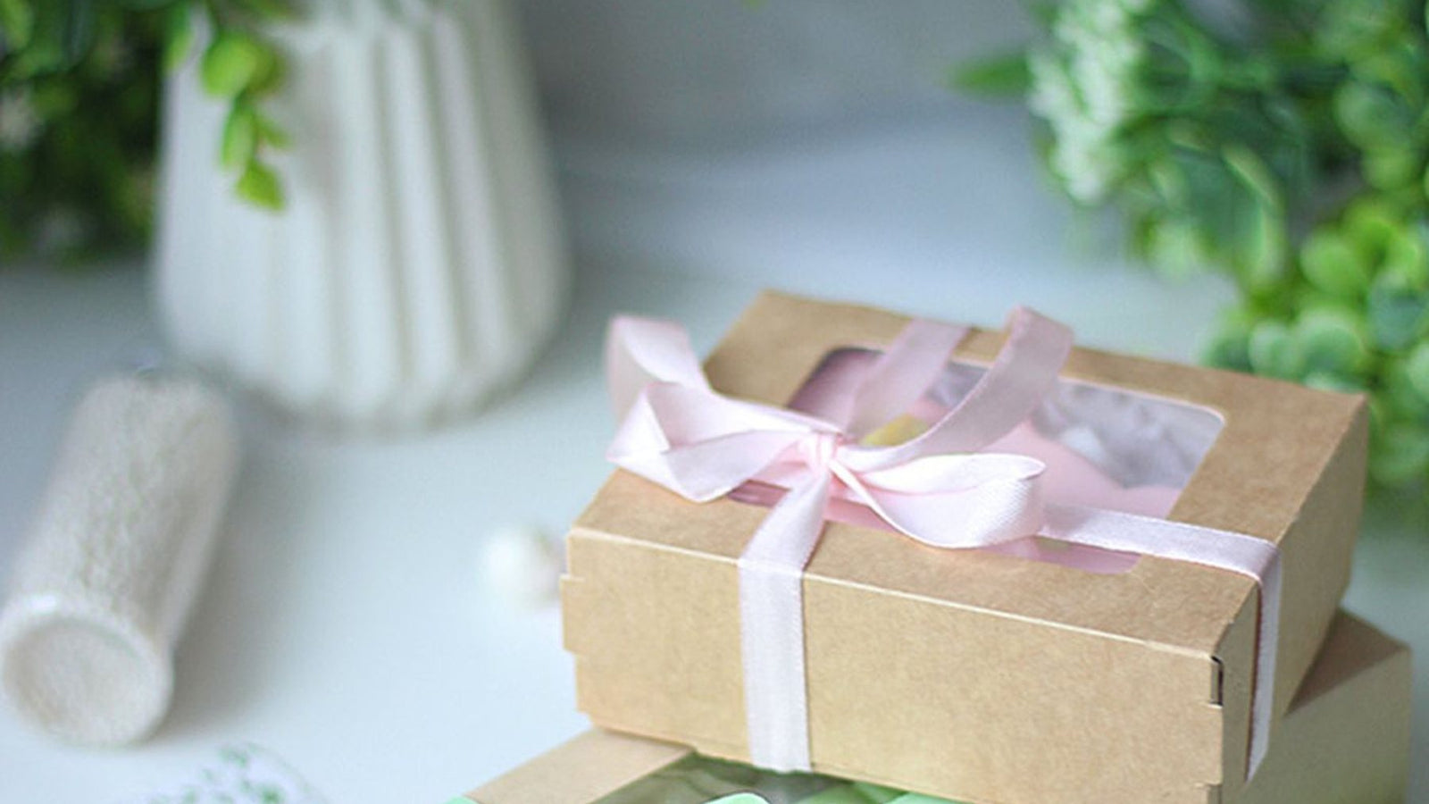 Coffrets cadeaux en kraft fermés de rubans, prêts à expédier