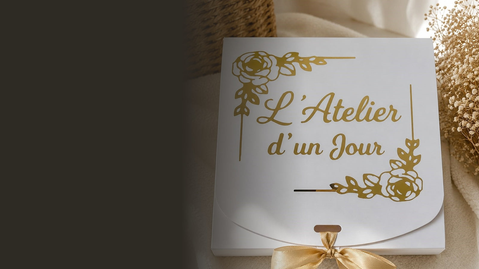 Créations personnalisées de L'Atelier d'un Jour posées sur un plan de travail